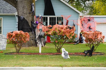 Foto de Nueva Lisboa, Wisconsin, EE.UU. - 5 de octubre de 2021: Propietario de una casa de la comunidad disfrazado de casa y patio con decoraciones de Halloween. - Imagen libre de derechos