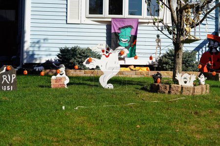 Téléchargez les photos : New Lisbon, Wisconsin USA - 5 octobre 2021 : Le propriétaire de la maison de la communauté a habillé sa maison et sa cour avec des décorations d'Halloween. - en image libre de droit