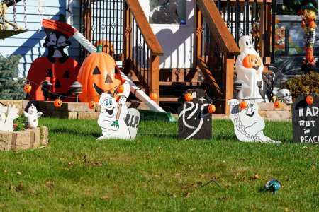 Foto de Nueva Lisboa, Wisconsin, EE.UU. - 5 de octubre de 2021: Propietario de una casa de la comunidad disfrazado de casa y patio con decoraciones de Halloween. - Imagen libre de derechos