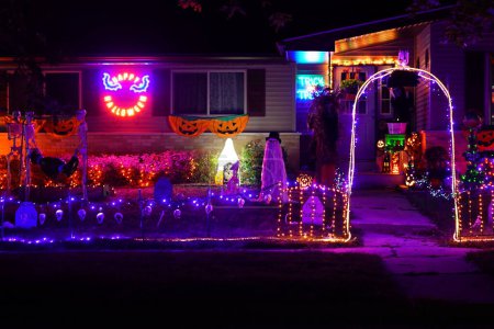 Foto de Nueva Lisboa, Wisconsin, EE.UU. - 30 de octubre de 2021: Las decoraciones de Halloween brillan por la noche en el patio del propietario de la casa. - Imagen libre de derechos