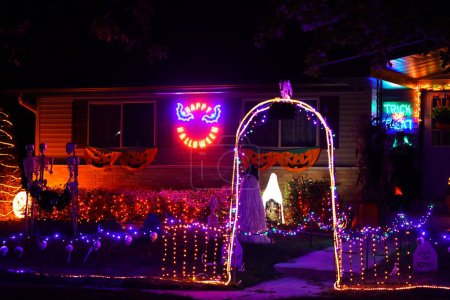 Téléchargez les photos : New Lisbon, Wisconsin États-Unis - 30 octobre 2021 : Les décorations d'Halloween illuminent la cour du propriétaire de la maison la nuit. - en image libre de droit