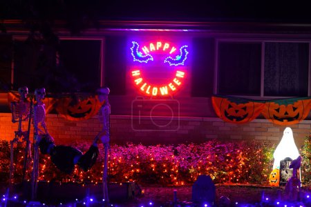 Foto de Necedah, Wisconsin / Estados Unidos - 27 de octubre de 2020: Los propietarios de casas visten sus patios en el tema de Halloween para las fiestas - Imagen libre de derechos