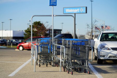 Foto de Fond du Lac, Wisconsin, EE.UU. - 26 de noviembre de 2022: Carritos de compras azules y grises sentados en un corral de carretas en el estacionamiento de Walmart. - Imagen libre de derechos