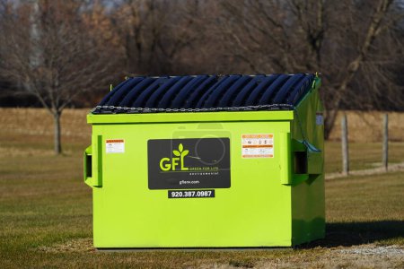 Foto de Waupun, Wisconsin, EE.UU. - 23 de noviembre de 2022: Green for Life vertedero ecológico se sienta fuera en el campo. - Imagen libre de derechos