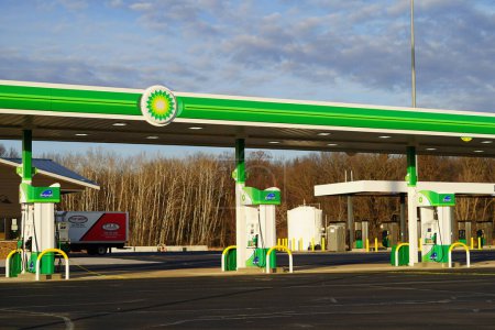 Foto de Nueva Lisboa, Wisconsin, EE.UU. - 12 de diciembre de 2021: BP bombea estaciones de servicio a la comunidad. - Imagen libre de derechos