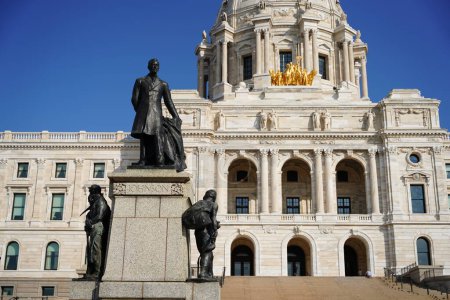 Téléchargez les photos : Saint Paul, Minnesota États-Unis - 10 octobre 2021 : Statue de Knute Nelson ancien gouverneur républicain de Minneapolis Minnesota de 1893 à 1895. - en image libre de droit