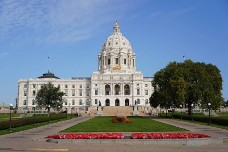 Téléchargez les photos : St. Paul, Minnesota / USA - 19 octobre 2019 : Entrée principale du Capitole du Minnesota à St. Paul - en image libre de droit