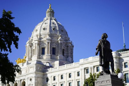 Foto de St. Paul, Minnesota / USA - 19 de octubre de 2019: El progreso Quadriga del estado. Estatuas de oro a la parte superior del edificio del Capitolio estatal de Minnesota. - Imagen libre de derechos