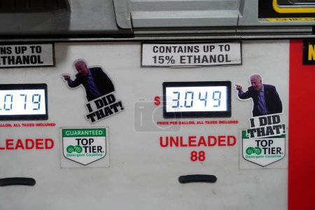 Foto de Mauston, Wisconsin, EE. UU. - 12 de noviembre de 2021: Las pegatinas de Joe Biden en las bombas de combustible dicen que lo hice debido a los altos precios del combustible. - Imagen libre de derechos