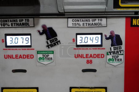 Foto de Mauston, Wisconsin, EE. UU. - 12 de noviembre de 2021: Las pegatinas de Joe Biden en las bombas de combustible dicen que lo hice debido a los altos precios del combustible. - Imagen libre de derechos