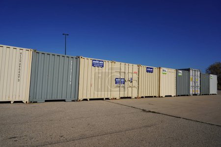 Téléchargez les photos : Fond du Lac, Wisconsin États-Unis - 7 novembre 2021 : Des conteneurs de fret en métal sont assis au chantier naval pour être expédiés aux magasins. - en image libre de droit