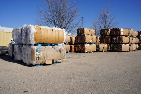 Téléchargez les photos : Fond du Lac, Wisconsin États-Unis - 6 novembre 2021 : Des déchets de carton compacté se trouvent à l'extérieur du magasin Walmart. - en image libre de droit