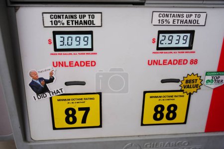 Téléchargez les photos : Mauston, Wisconsin États-Unis - novembre 12th, 2021 : Joe Biden autocollants sur les pompes à essence disant que je l'ai fait en raison des prix élevés du carburant. - en image libre de droit