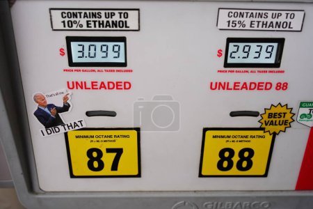 Téléchargez les photos : Mauston, Wisconsin États-Unis - novembre 12th, 2021 : Joe Biden autocollants sur les pompes à essence disant que je l'ai fait en raison des prix élevés du carburant. - en image libre de droit