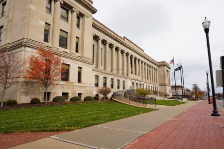 Foto de Kenosha, Wisconsin, EE.UU. - 12 de noviembre de 2021: Palacio de Justicia del condado de Kenosha, donde se celebra el juicio de Kyle Rittenhouse. - Imagen libre de derechos