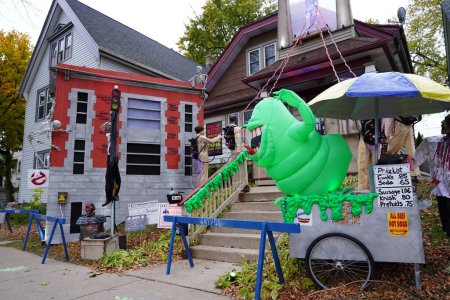 Téléchargez les photos : Milwaukee, Wisconsin / États-Unis - 30 octobre 2020 : Le propriétaire de la maison décore sa cour dans le thème des fantômes pour les vacances d'Halloween 2020. - en image libre de droit