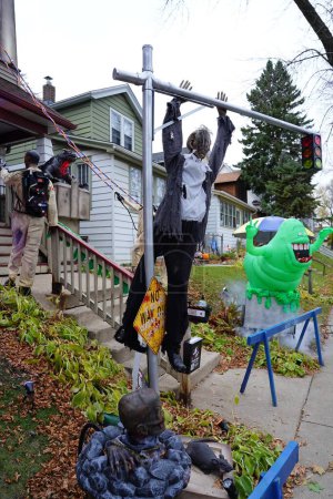 Téléchargez les photos : Milwaukee, Wisconsin / États-Unis - 30 octobre 2020 : Le propriétaire de la maison décore sa cour dans le thème des fantômes pour les vacances d'Halloween 2020. - en image libre de droit