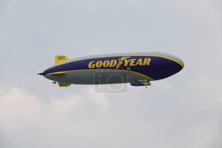 Foto de Oshkosh, Wisconsin, EE.UU. - 28 de julio de 2021: Goodyear saltos de dirigible sobre el aeropuerto de Wittman durante el evento EAA. - Imagen libre de derechos