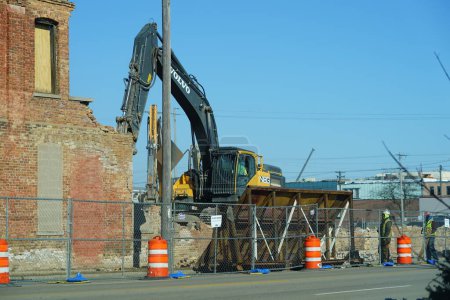 Foto de Racine, Wisconsin / EE. UU. 21 de febrero de 2020: Las excavadoras Volvo, Liebherr y Link-Belt se utilizan para demoler un edificio antiguo en un sitio de deconstrucción. - Imagen libre de derechos