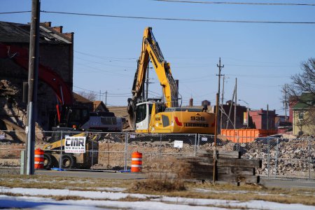 Foto de Racine, Wisconsin / EE. UU. 21 de febrero de 2020: Las excavadoras Volvo, Liebherr y Link-Belt se utilizan para demoler un edificio antiguo en un sitio de deconstrucción. - Imagen libre de derechos