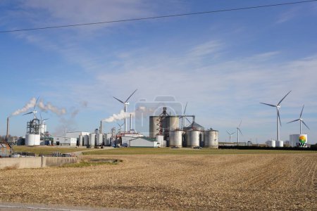 Foto de Portage, Wisconsin / Estados Unidos - 21 de noviembre de 2020: Planta de etanol de United Wisconsin Grain Producer que produce combustible e85 para Wisconsin. - Imagen libre de derechos