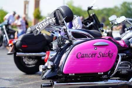 Foto de Bahía Verde, Wisconsin / Estados Unidos - 23 de agosto de 2020: Muchos motociclistas que recogieron sus motocicletas frente a la tienda Harley Davidson vandervest para el crucero Jerry Parins para el cáncer. - Imagen libre de derechos