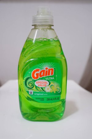 Foto de Nueva Lisboa, Wisconsin, EE.UU. - 1 de febrero de 2023: Botella verde de 10 fl oz de detergente para ropa Gain. - Imagen libre de derechos