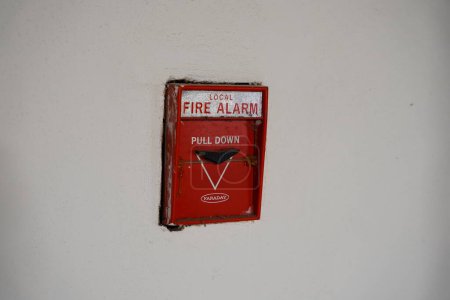 Téléchargez les photos : Signal d'alarme incendie sur le mur - en image libre de droit