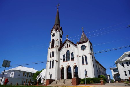 Téléchargez les photos : Mauston, Wisconsin États-Unis - 4 juin 2021 : Église catholique St Patrick debout et desservant la ville de Mauston. - en image libre de droit