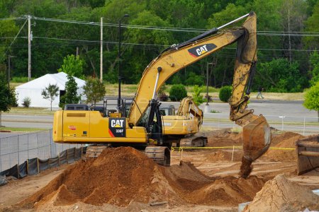 Foto de Mauston, Wisconsin, Estados Unidos - 18 de junio de 2021: Excavadora de orugas CAT en construcción en Mauston. - Imagen libre de derechos