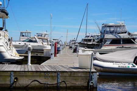 Téléchargez les photos : Sheboygan, Wisconsin / États-Unis - 18 juillet 2020 : Des bateaux et des yachts sont amarrés aux quais de la marina sur le lac du Michigan - en image libre de droit