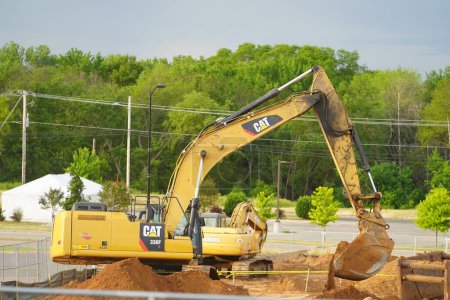 Foto de Mauston, Wisconsin, Estados Unidos - 18 de junio de 2021: Excavadora de orugas CAT en construcción en Mauston. - Imagen libre de derechos