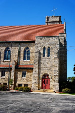 Téléchargez les photos : Vieille église historique construite en pierre se dresse dans sheboygan, Wisconsin pour servir la communauté de foi chrétienne religieuse. - en image libre de droit
