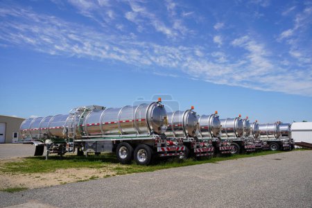 Foto de Mauston, Wisconsin, EE.UU. - 4 de junio de 2021: Los remolques de tanques químicos se sientan afuera en el campo de Mauston. - Imagen libre de derechos