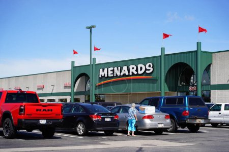 Foto de Fond du Lac, Wisconsin, EE.UU. - 24 de enero de 2023: Menards tienda de mejoras para el hogar fuera del estacionamiento. - Imagen libre de derechos