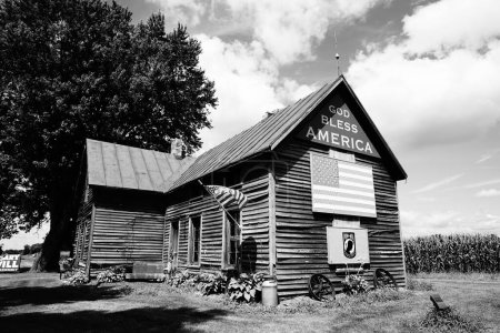 Téléchargez les photos : Green Lake, WIsconsin / États-Unis - 16 mai 2020 : Ancienne maison en bois abandonnée vintage située à la campagne de Green Lake, Wisconsin promouvant Dieu bénisse l'Amérique. - en image libre de droit
