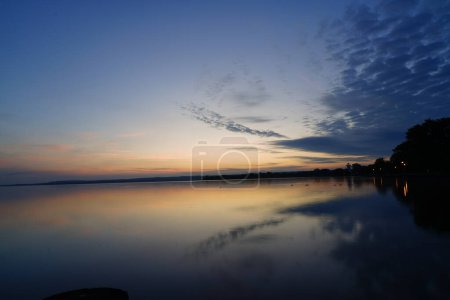 Foto de Hermoso atardecer sobre el lago - Imagen libre de derechos
