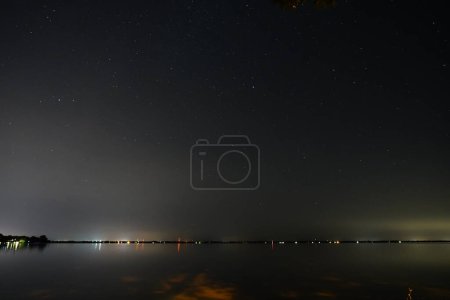 Foto de Foto nocturna de Fond du Lac, Wisconsin, Parque junto al lago durante la fría temporada de invierno - Imagen libre de derechos
