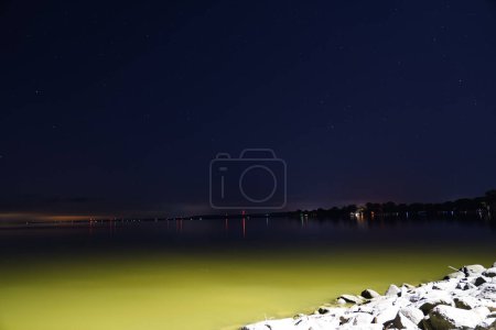 Téléchargez les photos : Plan nocturne de Fond du Lac, Wisconsin, parc Lakeside pendant la froide saison hivernale - en image libre de droit