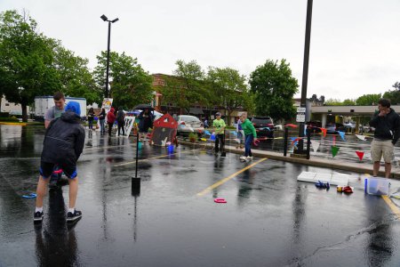 Téléchargez les photos : Fond du Lac, Wisconsin / États-Unis - 1er juin 2019 : Des membres de la communauté âgés, d "âge moyen et jeunes de Fond du Lac sont sortis par temps pluvieux mouillé pour s'amuser en famille au zoo pour enfants de la rue. - en image libre de droit