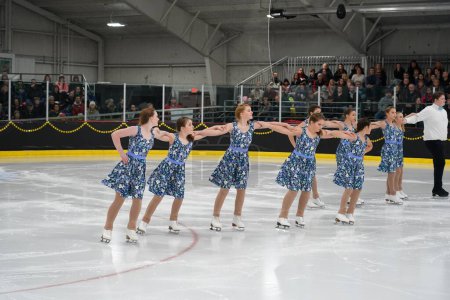 Téléchargez les photos : Mosinee, Wisconsin États-Unis - février 26th, 2021 : Jeunes femmes en belles robes colorées synchronisées patinant ensemble dans l'état du blaireau Jeux d'hiver compétition de patinage sur glace. - en image libre de droit