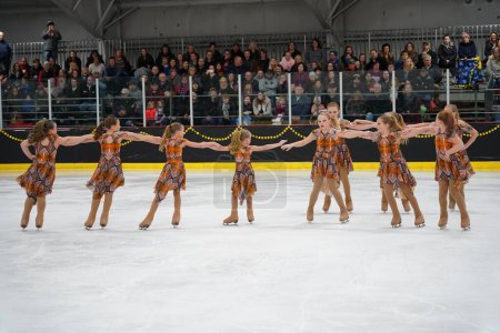 Téléchargez les photos : Mosinee, Wisconsin États-Unis - février 26th, 2021 : Jeunes femmes en belles robes colorées synchronisées patinant ensemble dans l'état du blaireau Jeux d'hiver compétition de patinage sur glace. - en image libre de droit