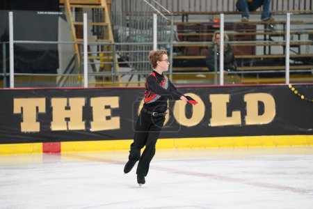 Foto de Mosinee, Wisconsin, Estados Unidos - 26 de febrero de 2021: Joven adolescente varón participó en la competencia de patinaje sobre hielo de los juegos de invierno de Badger State. - Imagen libre de derechos