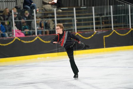 Téléchargez les photos : Mosinee, Wisconsin États-Unis - février 26th, 2021 : Jeune garçon adolescent a participé à la compétition de patinage sur glace des jeux d'hiver de l'État du blaireau. - en image libre de droit