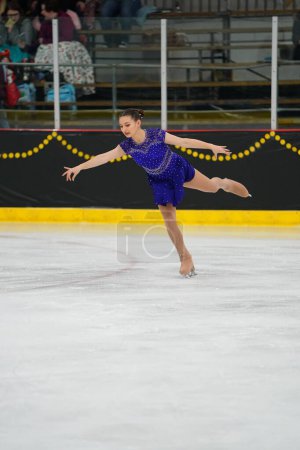 Foto de Mosinee, Wisconsin, EE.UU. - 26 de febrero de 2021: Mujer adulta joven con un hermoso vestido azul participó en la competencia de patinaje sobre hielo de los juegos de invierno de Badger State.. - Imagen libre de derechos
