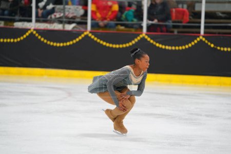 Foto de Mosinee, Wisconsin, EE.UU. - 26 de febrero de 2021: Mujer afroamericana adulta con un hermoso vestido gris participó en la competencia de patinaje sobre hielo de los juegos de invierno de Badger State. - Imagen libre de derechos