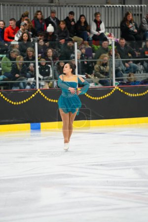 Foto de Mosinee, Wisconsin, EE.UU. - 26 de febrero de 2021: Mujer adulta con un hermoso vestido turquesa participó en la competencia de patinaje sobre hielo de los juegos de invierno de Badger State. - Imagen libre de derechos