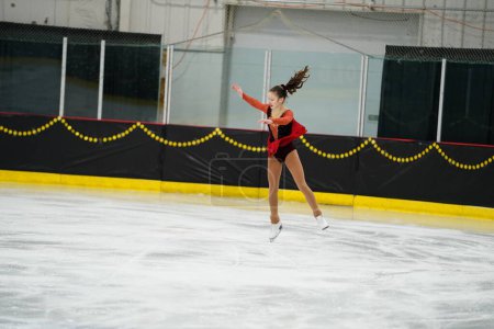 Foto de Mosinee, Wisconsin, EE.UU. - 26 de febrero de 2021: Una joven adulta con un hermoso vestido colorido participó en la competencia de patinaje sobre hielo de los juegos de invierno de Badger State. - Imagen libre de derechos