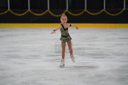 Foto de Mosinee, Wisconsin, EE.UU. - 26 de febrero de 2021: Joven adolescente caucásica con un hermoso vestido participó en la competencia de patinaje sobre hielo de los juegos de invierno de Badger State. - Imagen libre de derechos
