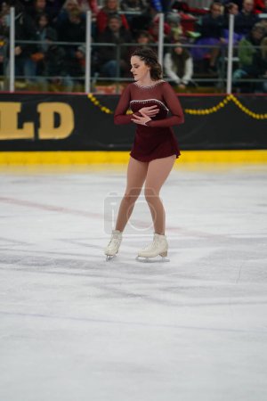 Téléchargez les photos : Mosinee, Wisconsin États-Unis - 26 février 2021 : Une jeune femme adulte dans une belle robe violette a participé à la compétition de patinage sur glace des jeux d'hiver de l'État du blaireau. - en image libre de droit
